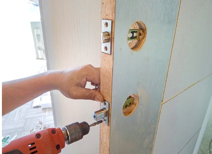 Door lock installation services door knob deadbolt