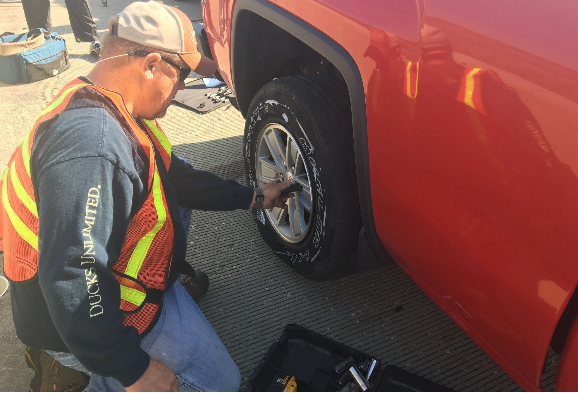 plat tire replacement services damage flat tire near my location cheap locksmith